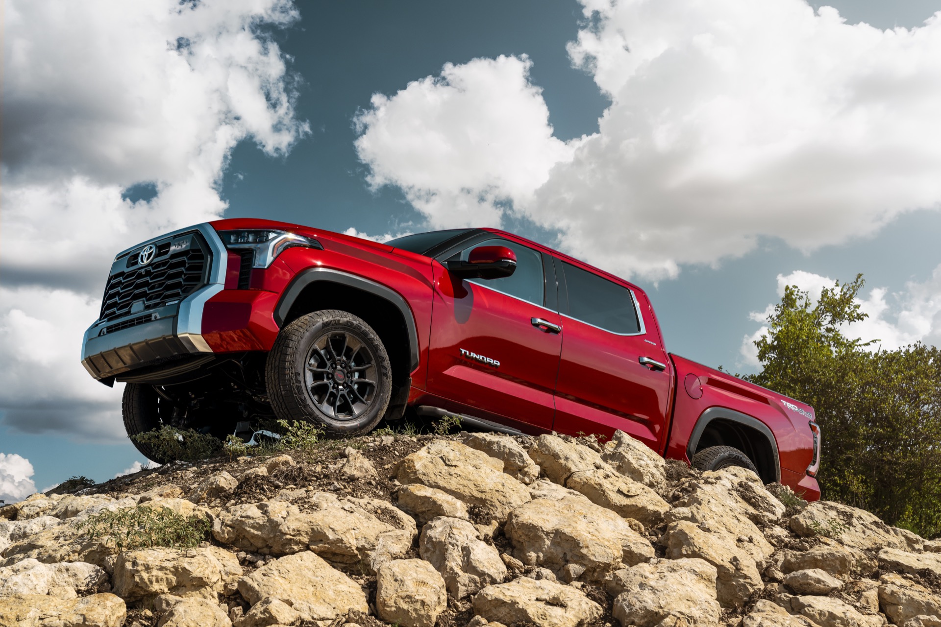 Toyota reveals a hybrid pickup, high mpg clearly not the top priorityToyota reveals a hybrid pickup, high mpg clearly not the top priority