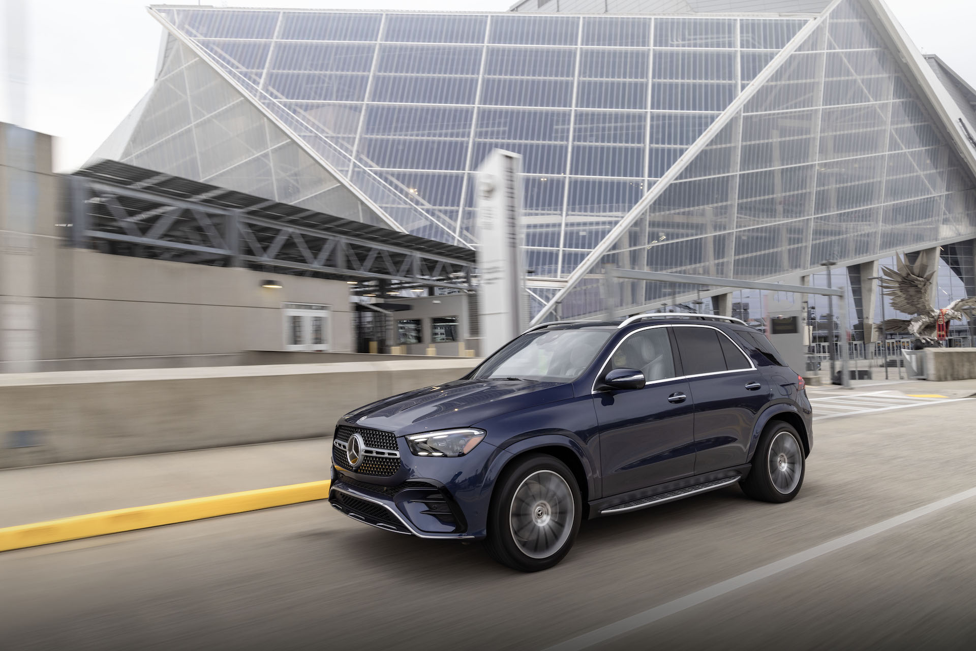 Review 2024 Mercedes GLE 450e PHEV does hybrid the right way AutosEU