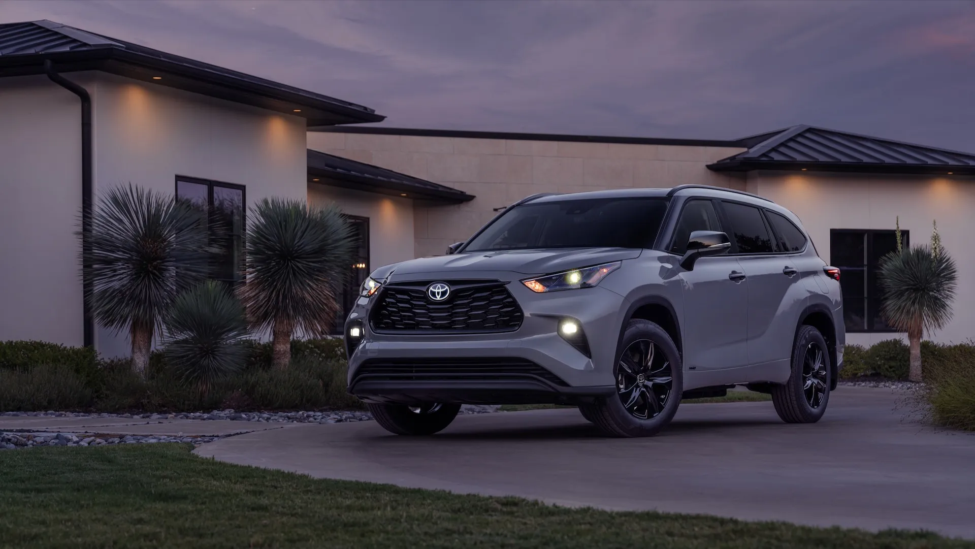 2024 Toyota Highlander Hybrid: 36-mpg 3-row SUV adds Nightshade look