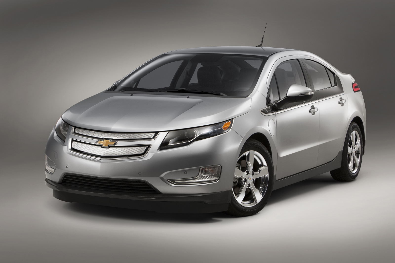 GM not quite all-in on EVs, will add plug-in hybrids in US