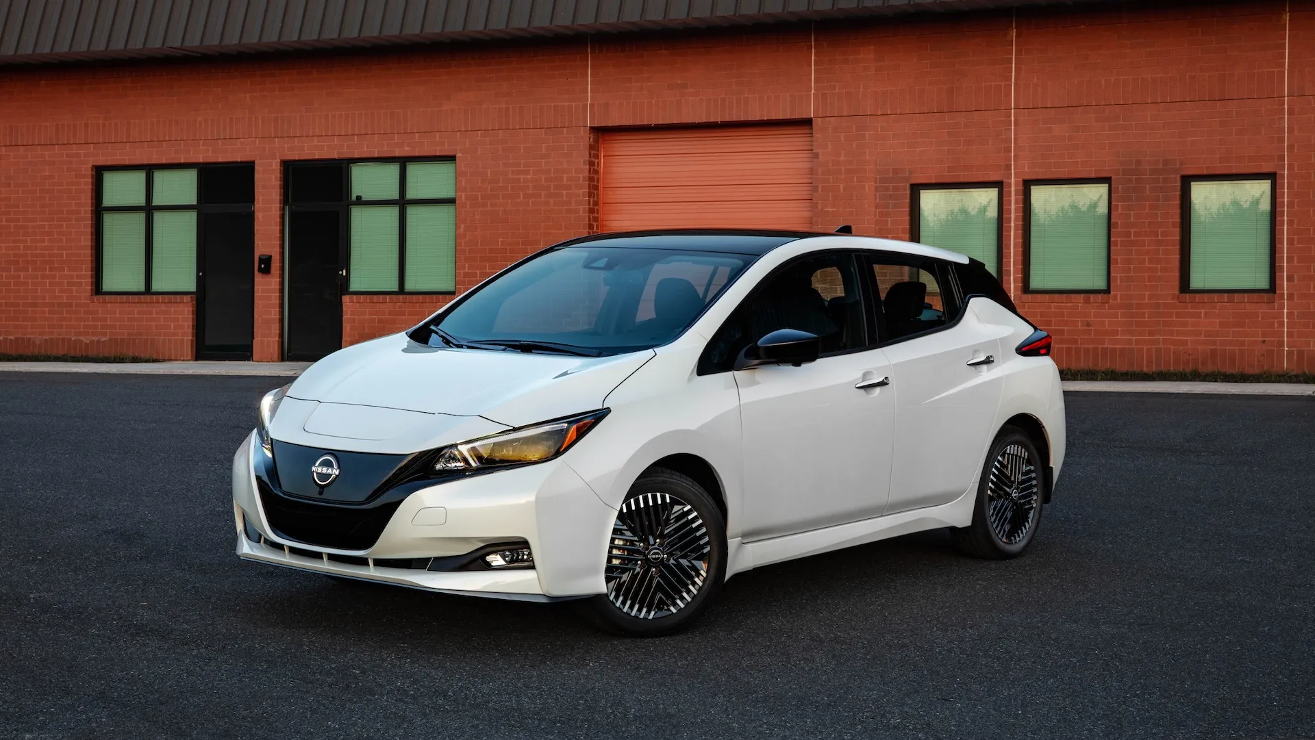 2025 Nissan Leaf carries over, loses EV tax credit eligibility